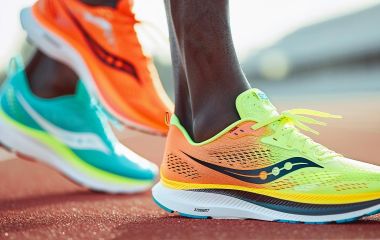 Saucony Fastwitch 9 та Saucony Fastwitch - легкі та зручні бігові кросівки для професійних спортсменів
